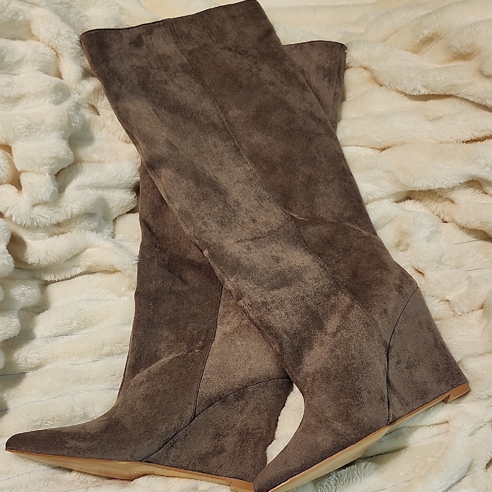 Women's Brown Suede Knee-High Boots Size 7 But Fits Big Like 7.5